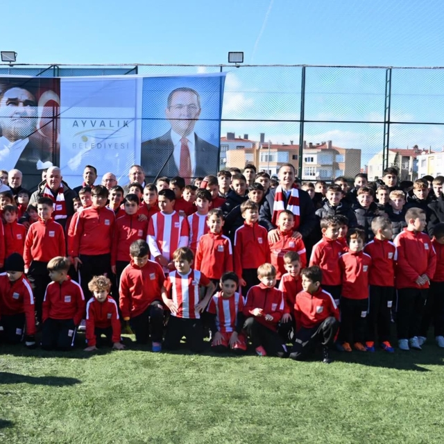 Ayvalık'ta anlamlı açılış
Ahmet Akın: "Ayvalıkgücü'nün köklü tarihine yakış...