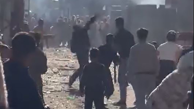 Adana'da iki grup arasındaki taşlı sopalı kavga kamerada