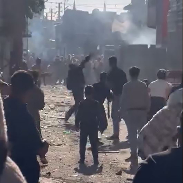 Adana'da iki grup arasındaki taşlı sopalı kavga kamerada