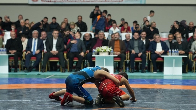 Şehit Cüneyt Yıldız 15 Yaş Altı Güreş Turnuvası, Bursa'da başladı