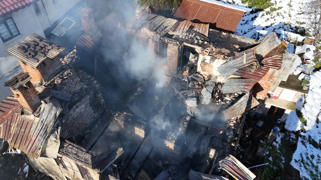 Rize'de bir evde çıkan yangın 2 eve daha sıçradıktan sonra söndürüldü