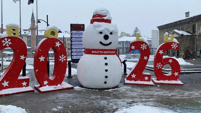 Bolu'da kar fırtınası hayatı olumsuz etkiledi: Vatandaşlar şemsiyeyle dolaştı
