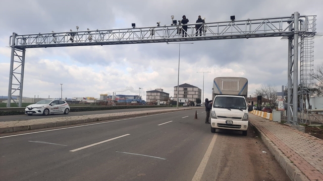 Kazada zarar gören otoyol plaka tanıma sistemi direği yenilendi