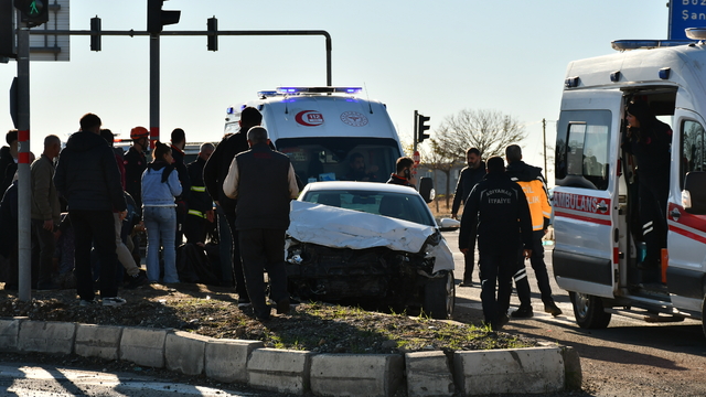 Adıyaman'da otomobil ile SUV tipi aracın çarpıştığı kazada 6 kişi yaralandı
