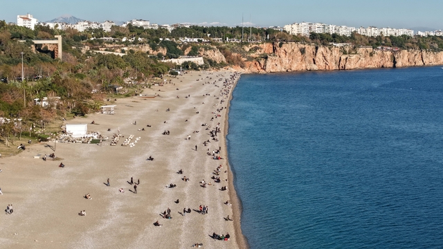 Doğu'da kar, Antalya'da yazdan kalma sıcaklık