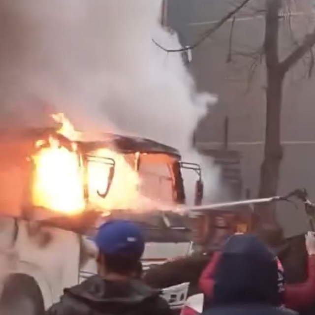 Park halindeki servis midibüsü alev alev yandı