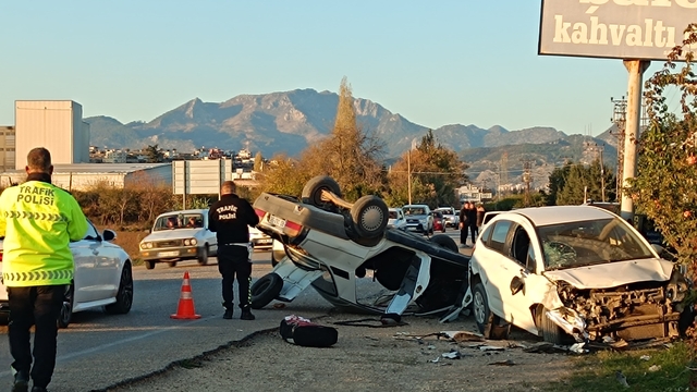 Adana'da park halindeki araca çarpan otomobildeki 2 kişi yaralandı
