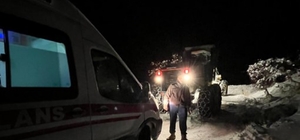 Karda mahsur kalan ambulansı, ekipler kurtardı