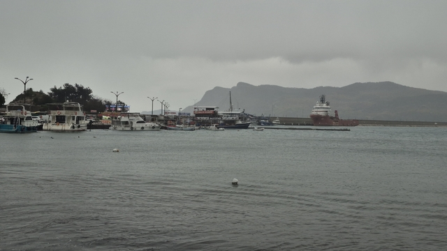 Doğal gaz sondaj çalışmasında görevli gemiler Amasra Limanı'na sığındı
Karadeniz'de dalga boyu 8 metreyi aştı