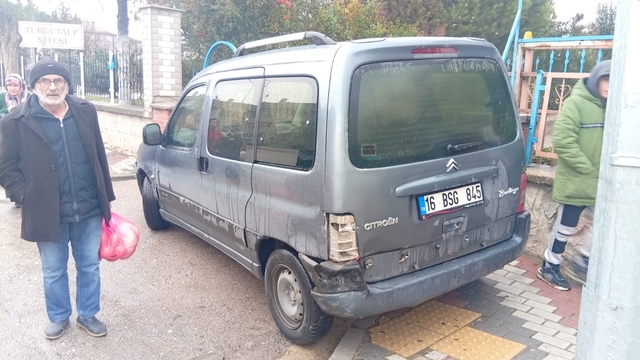 Bursa'da otomobil hafif ticari araca çarptı: 2 yaralı