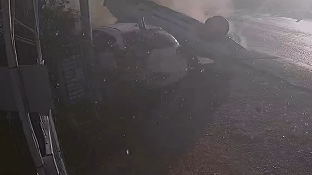 Park halindeki araca çarpan otomobildeki 2 kişi yaralandı; kaza kamerada