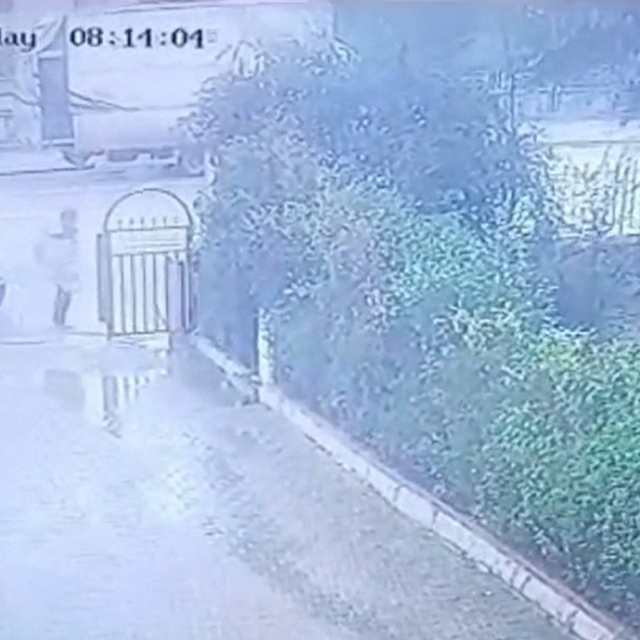 Binmek istediği hafif ticari araca otomobilin çarptığı kazada yaralandı