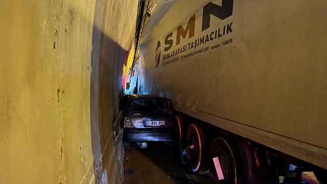 Tünelde otomobil, TIR ile duvar arasında sıkıştı; ulaşım aksadı