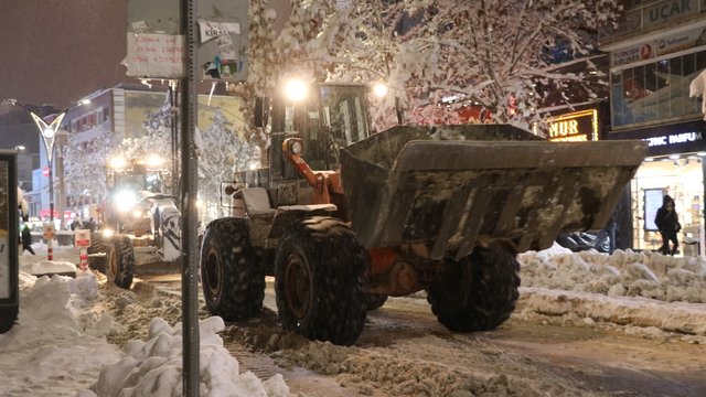 Van'da 569 yerleşim yeri ulaşıma kapandı, okullar tatil edildi (6)
