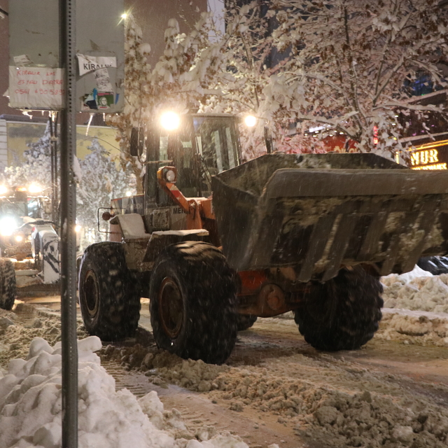 Van'da 569 yerleşim yeri ulaşıma kapandı, okullar tatil edildi (6)