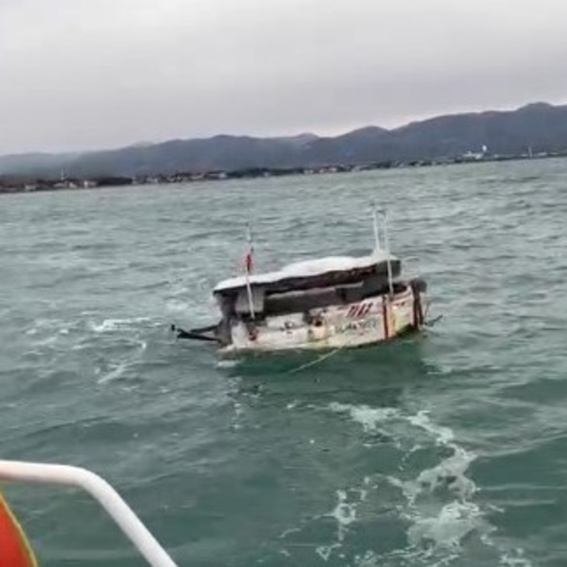 Samsun'da açık denizde sürüklenen tekne kıyıya çekildi