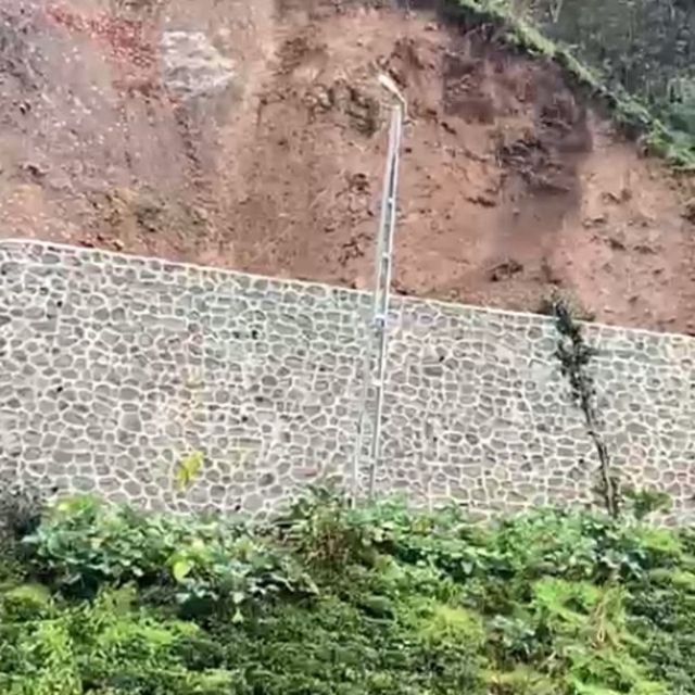 Rize'de çay bahçesinde heyelan anı kamerada