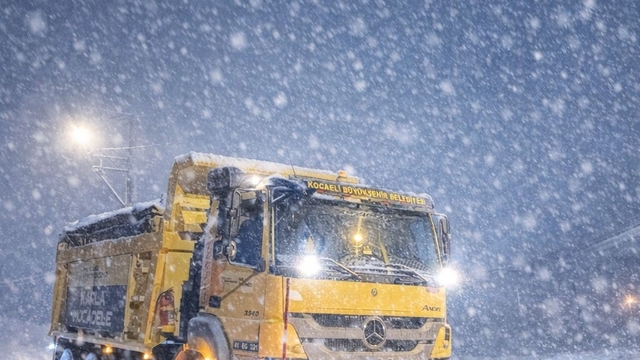 Kocaeli'de yoğun kar yağışı: Ekipler yolları açık tutmak için çalışıyor
Yolda kalan araçların imdadına iş makineleri yetişiyor