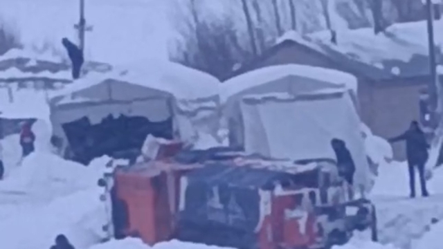 Yüksekova'da karla mücadele aracı devrildi