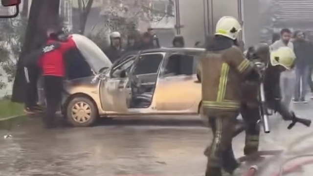 Bursa'da park halindeki midibüste çıkan yangın otomobile sıçradı