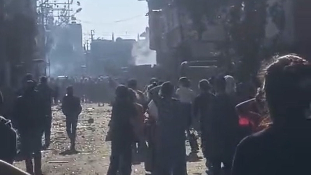 Adana'da bir mahalle taş, şişe ve sopalarla birbirine girdi