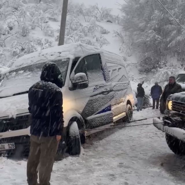 Şarampole kayan minibüsü, off-road araçları kurtardı