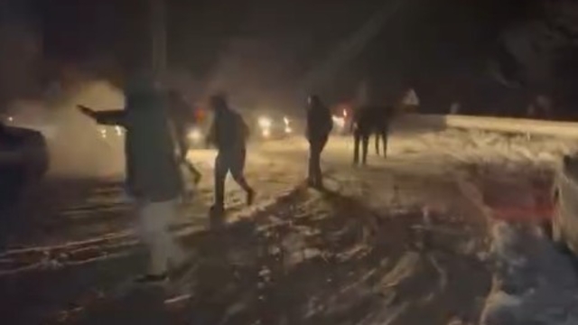 Oylat Kaplıcaları yolu kar nedeniyle kapandı, araçlar mahsur kaldı