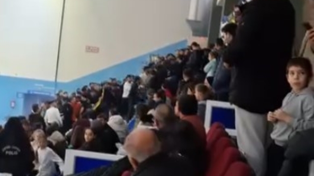 Karacabey Belediyespor - Fenerbahçe maçında olaylar çıktı
Sahaya yanıcı ve patlayıcı madde atılınca maç 45 dakika durdu
Karacabey Belediyespor mücadeleyi 3-0 kazandı