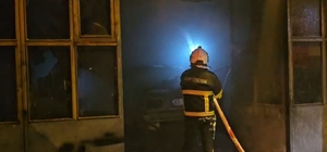 Otomobilde çıkan yangın iş yerine sıçradı