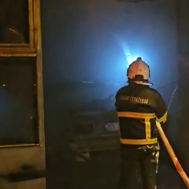 Otomobilde çıkan yangın iş yerine sıçradı