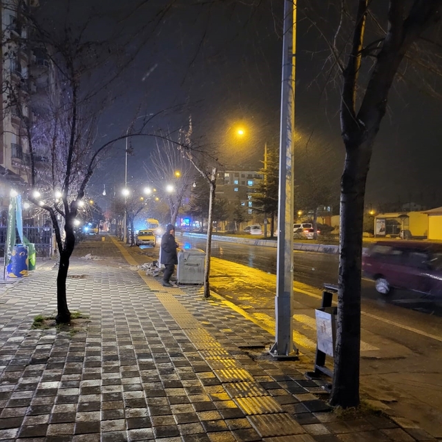 Afyonkarahisar'da beklenen kar yağışı başladı