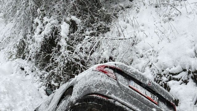 Otomobil kanala uçtu: 5'i çocuk 8 yaralı