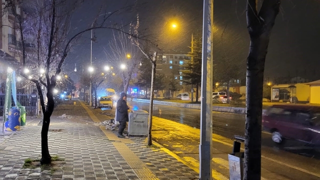 Afyonkarahisar'da beklenen kar yağışı başladı