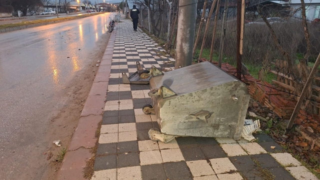 Motosiklet, çöp konteynerine çarptı; 1 ölü, 1 yaralı