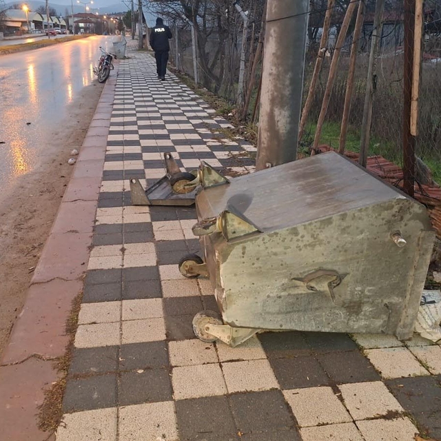 Motosiklet, çöp konteynerine çarptı; 1 ölü, 1 yaralı