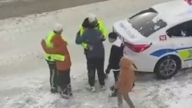Van'da yürekleri ısıtan görüntüler: Trafik polisleri çocuklarla kartopu oynadı