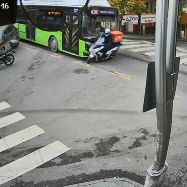 Belediye otobüsü ile motokuryenin çarpıştığı kaza kamerada
