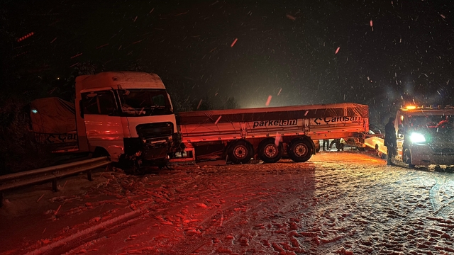 TEM'in Bolu geçişinde ortalık savaş alanına döndü: 7 araç birbirine çarptı
TEM'de 3 otomobil, 2 tır, 1 yolcu otobüsü ve 1 kamyonetin karıştığı kazada 2 kişi yaralandı