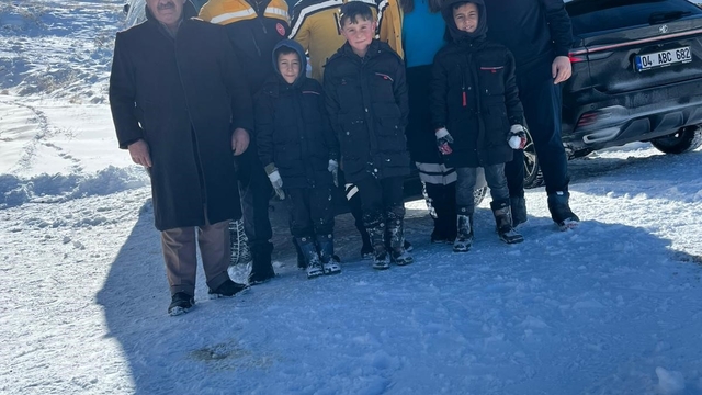 Ağrı'da sağlık ekipleri, kar ve tipiye rağmen hastalara ulaştı