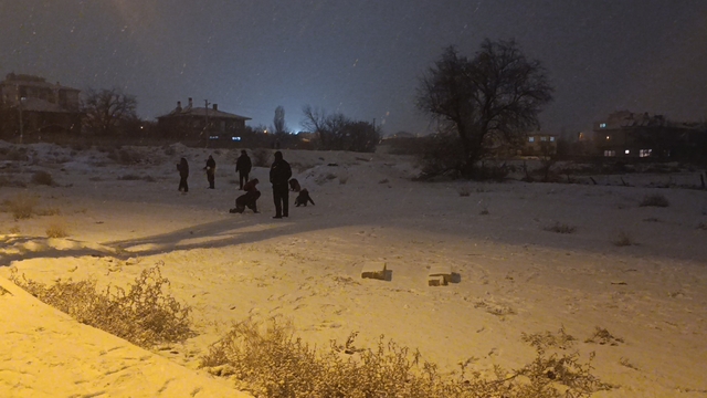 Kırşehir'de kar yağışı başladı, çocuklar kendini dışarı attı