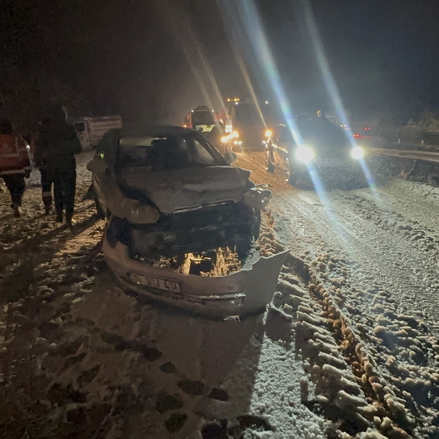 Otoyolda 7 aracın karıştığı kaza ulaşımı aksattı; 2 yaralı