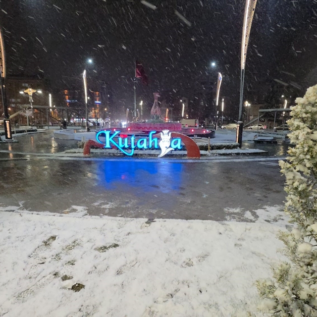 Kütahya'da kar yağışı kenti beyaza bürüdü