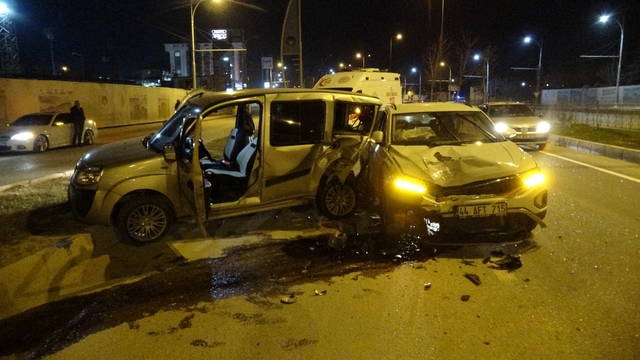 İki aracın kullanılamaz hale geldiği kazayı burunları bile kanamadan atlattılar