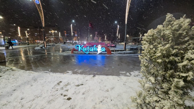 Kütahya'da kar yağışı kenti beyaza bürüdü