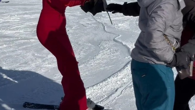 Kırmızı elbisesiyle Erciyes'te kayak yapıp, gül dağıttı