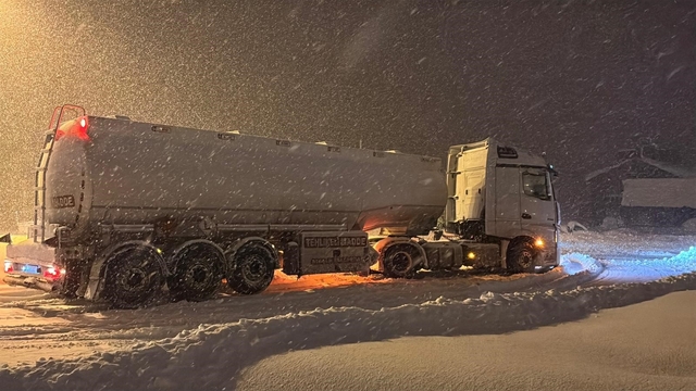 Bolu Dağı ağır tonajlı araçların geçişine kapatıldı: Kar kalınlığı 40 santimetreyi geçti