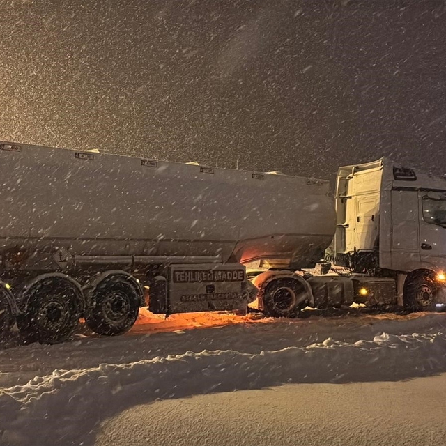 Bolu Dağı ağır tonajlı araçların geçişine kapatıldı: Kar kalınlığı 40 santi...