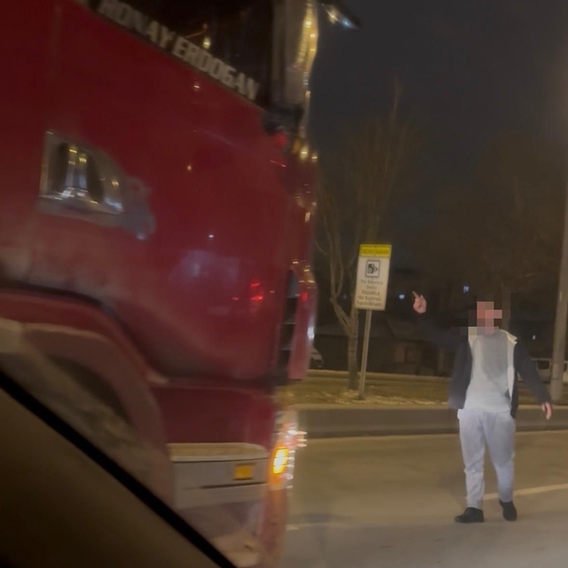 Tırın önüne atladı, trafiği kilitledi