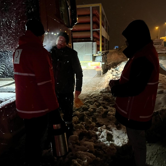 Kar sebebiyle kapanan yolda ekiplerden vatandaşlara sıcak içecek ikramı