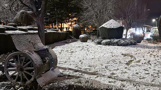 Afyonkarahisar'da kar yağışı etkili oldu